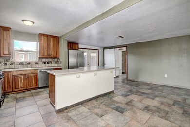 dinning room to kitchen w Island