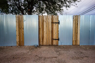 6281Gate into Front Yard 1