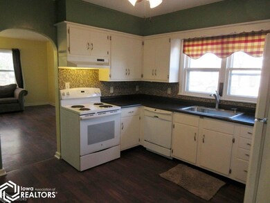 1614 Summit St, Marshalltown, IA 50158 - photo 5