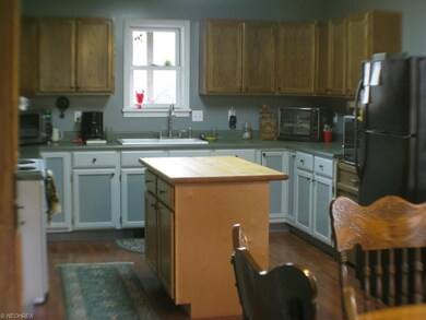 Eat-in kitchen (portable island does not stay)
