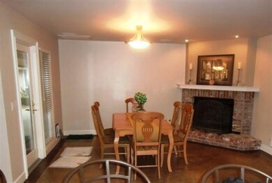 DINETTE OFF KITCHEN