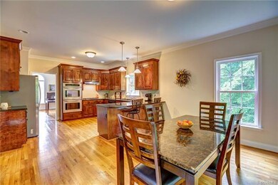 Large eat-in area overlooking wooded backyard - yo