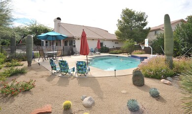 Lg yard w/pool