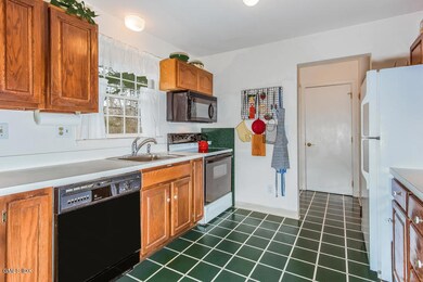009-Kitchen-922520-mls-1