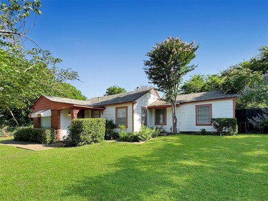 Ranch-style house with a front yard