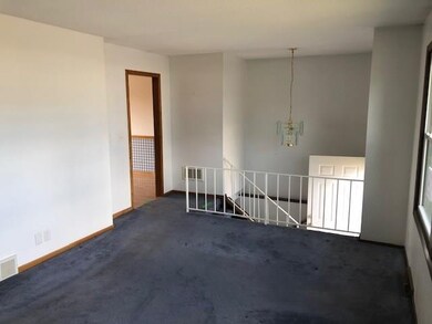 2705 Matthew Dr SW, Cedar Rapids, IA 52404 - photo 2