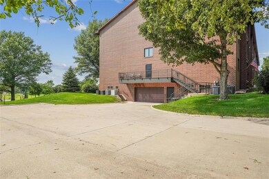 2005 Spring St unit 107, Grinnell, IA 50112 - photo 3