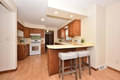 9820 N Shannon Ct, Mequon, WI 53097 - photo 6