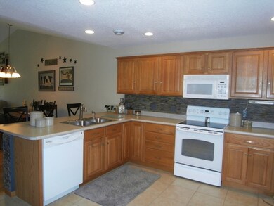 2633 Orchard Dr unit 3, Cedar Falls, IA 50613 - photo 2