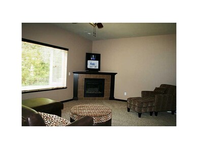 405 Cimarron Dr, Hiawatha, IA 52233 - photo 4