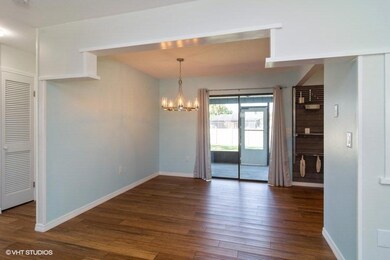 02_814BarkerSt_93_LivingRoomDiningRoom_L