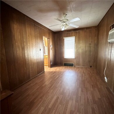 1130 Beechwood Ave, Farrell, PA 16121 - photo 4