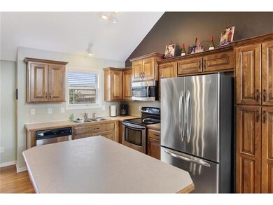 Spacious kitchen with gorgeous cabinetry, stainles