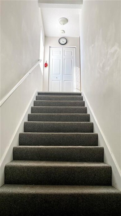 4539 N Thornhill Dr unit 202, Peoria, IL 61615 - photo 2