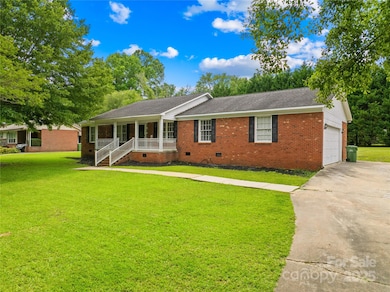 815 Lakeside Circle!