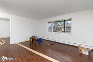06-Unit 4 Living Room 20220802-DW-1264