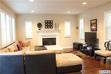LARGE FAMILY ROOM