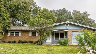 703 N Edison St, Fredericksburg, TX 78624 - photo 2