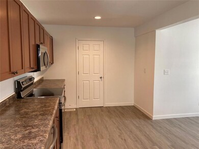 1047 10th Ave SE, Cedar Rapids, IA 52401 - photo 3