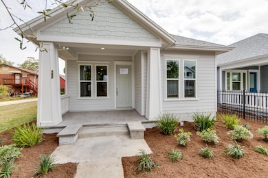 Halifax-A Front Porch 1825 Hubbard St. T