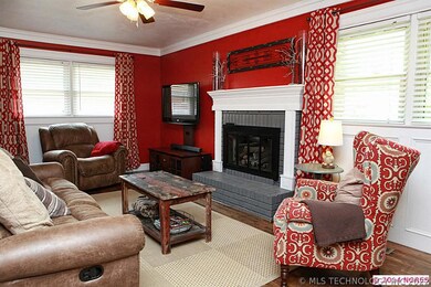 Family room w/new ventless gas log fireplace inser