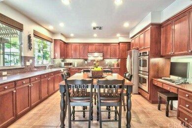 Gourmet Kitchen w/ dining area