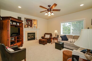 2798 Brookdale Dr, Central Point, OR 97502 - photo 3