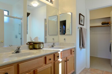 Master en-suite dual sinks