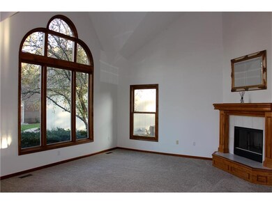 Spacious great room with cathedral ceiling, FP, ne