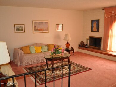 Living Room/Fireplace