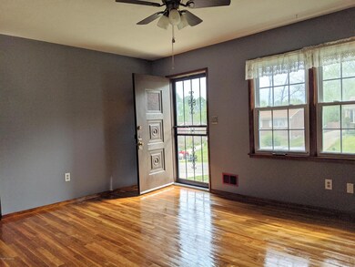 9206 Lantana Dr, Louisville, KY 40229 - photo 2