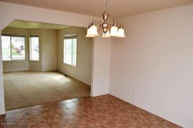 112 S Centennial St, Moxee, WA 98936 - photo 6