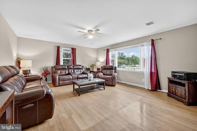 1910 Kent Village Dr, Hyattsville, MD 20785 - photo 3