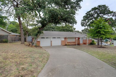 628 Woodcrest Dr, Hurst, TX 76053 - photo 3