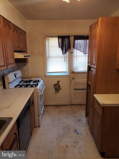 8643 Oak Rd, Parkville, MD 21234 - photo 7