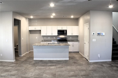 KITCHEN FEATURES BREAKFAST BAR / ISLAND & GORGEOUS