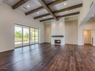 004_Living Room