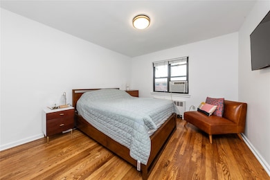 218-02 73rd Ave unit Upper, Oakland Gardens, NY 11364 - photo 5