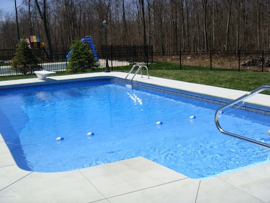 1084 Woodberry Dr, Mountain Top, PA 18707 - photo 2