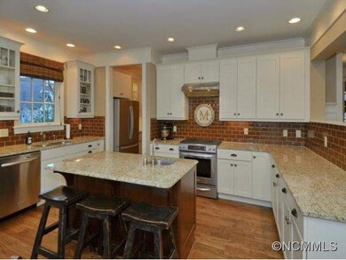 Large Kitchen w/Butlers Pantry