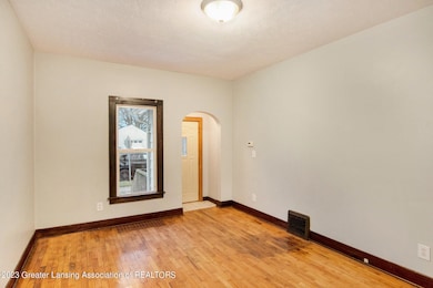 1134 Mccullough St, Lansing, MI 48912 - photo 4