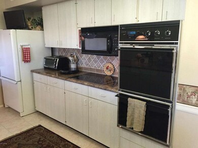 10713 W Venturi Dr unit 47, Sun City, AZ 85351 - photo 4