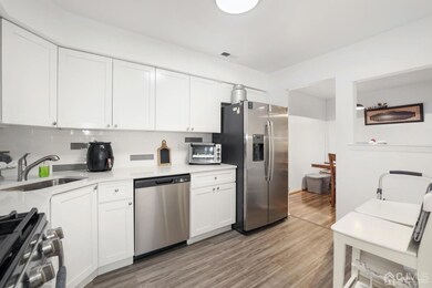 112 Michaels Ct, Woodbridge, NJ 07095 - photo 5