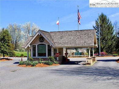 Gatehouse with 24 hour security.