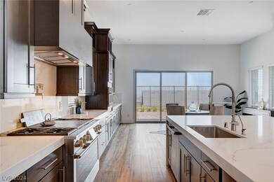 This fabulous Kitchen is ready to cater to any din