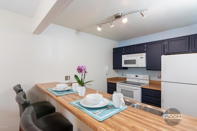 Cozy Kitchen w/Bkfst Bar