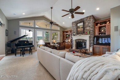 07_302 Shawnee View_Living02