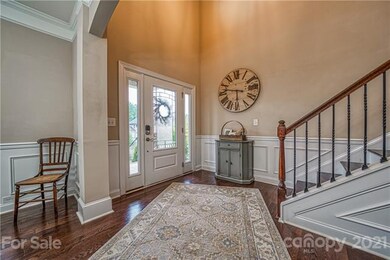 Spacious & inviting entryway