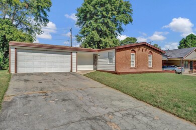 View of front of property featuring a front lawn a