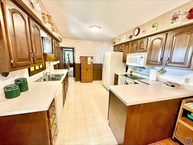 1814 SW 36th Terrace, Topeka, KS 66611 - photo 5